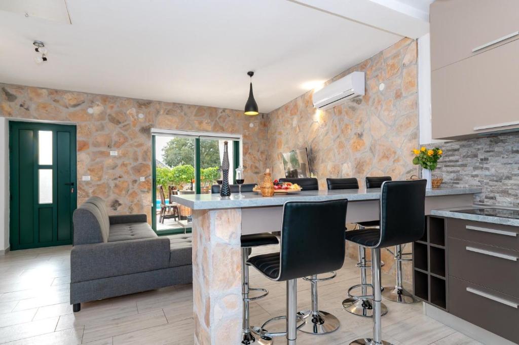 Posezení v ubytování Villa Oaza Primošten With Heated Pool
