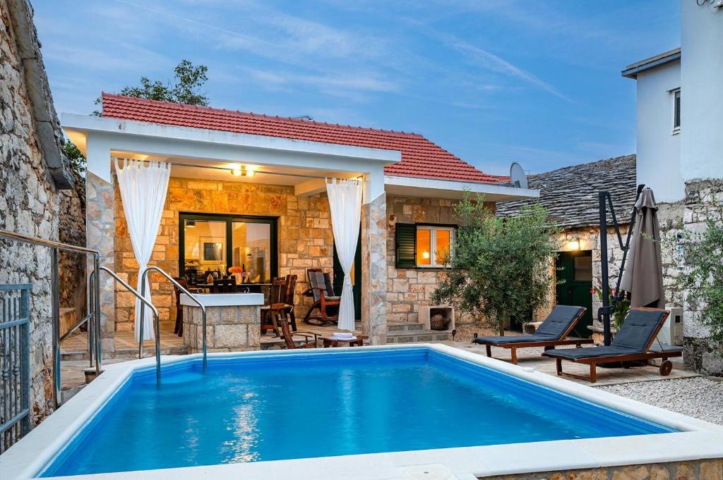 Bazén v ubytování Villa Oaza Primošten With Heated Pool nebo v jeho okolí