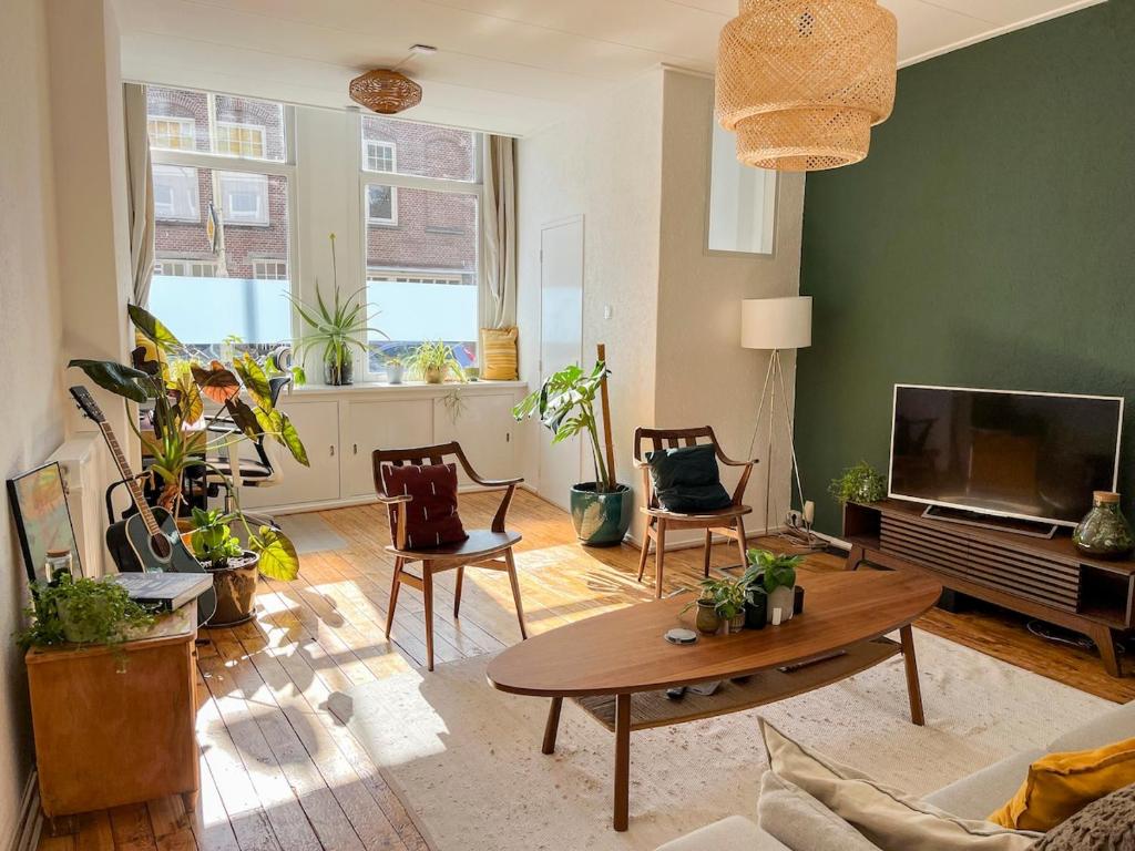 a living room with a table and chairs at Pondok Nyaman in Arnhem