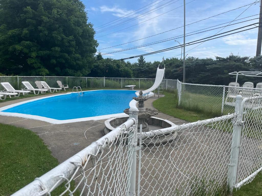 Bazén v ubytování Motel Le Voyageur nebo v jeho okolí