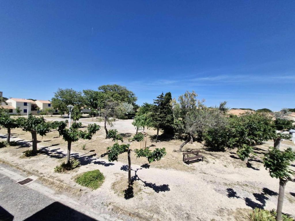 une vue sur un parc avec des arbres et des buissons dans l'établissement Résidence Tennis 2 - APPT T2 MEZZ 4 couchages PORT LEUCATE MAE-5854, à Port-Leucate