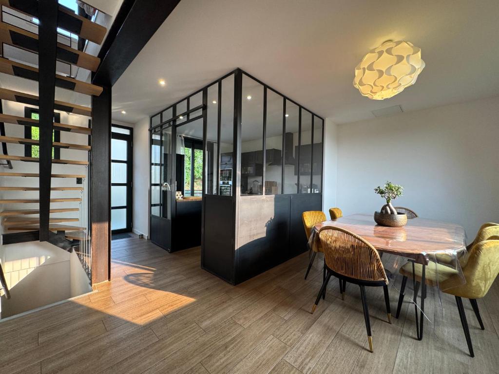 a dining room with a table and chairs at LUrbanMans - Circuit Bugatti - Wi-fi in Le Mans