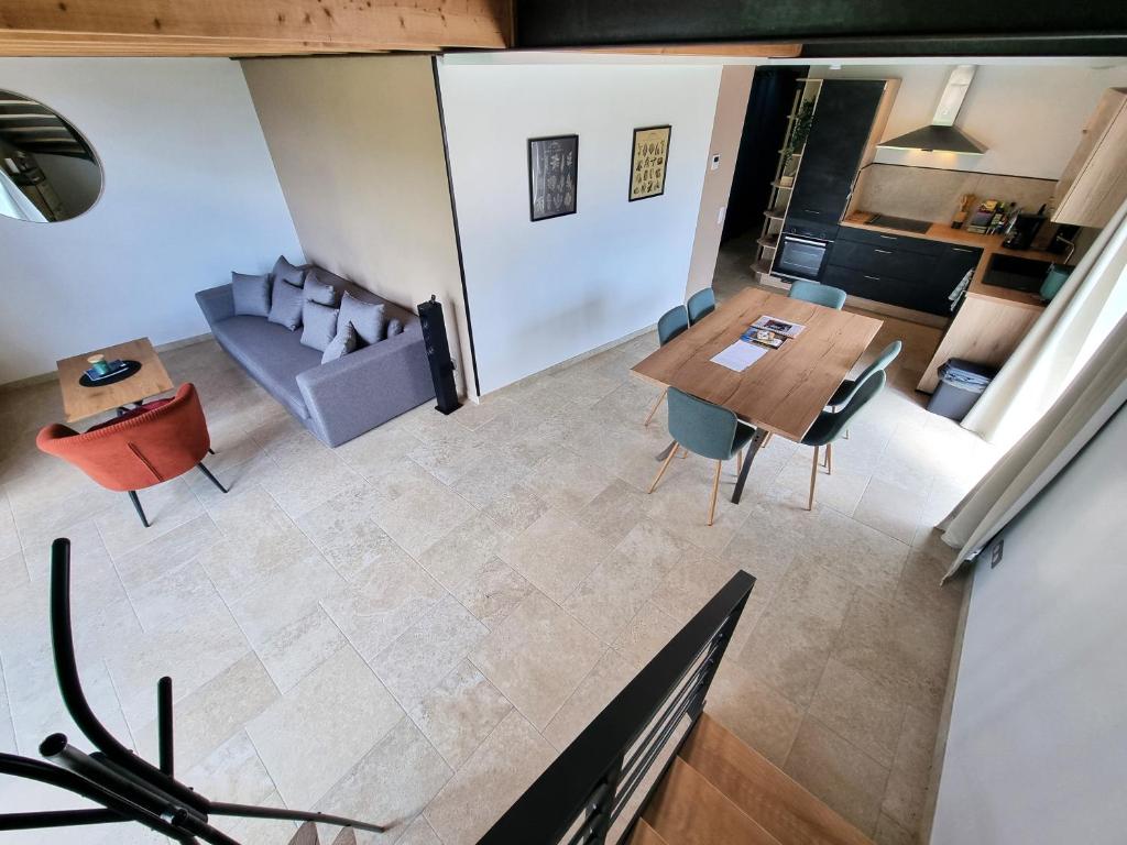 une vue aérienne d'un salon avec une table et des chaises dans l'établissement Appartement Duplex les Cerisiers - Bilhac, à Polignac
