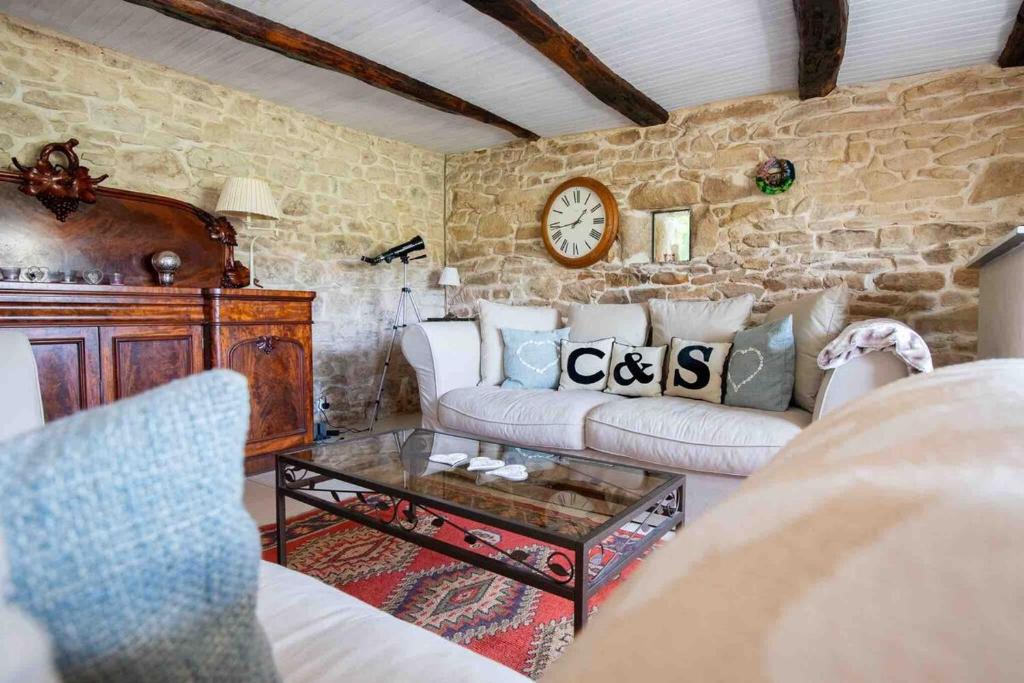 un salon avec un canapé et une table dans l'établissement La Bastoulie near Cordes-sur-Ciel, à Lacapelle-Ségalar