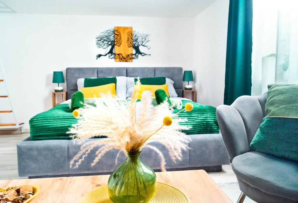 un soggiorno con divano e un vaso sul tavolo di Cuddle Corner Budapest a Budapest