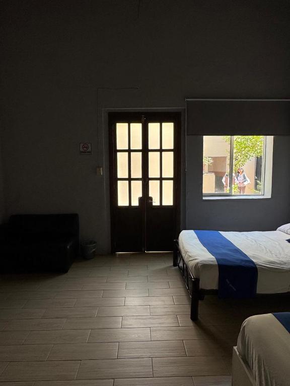 Postel nebo postele na pokoji v ubytování Hotel Queretaro
