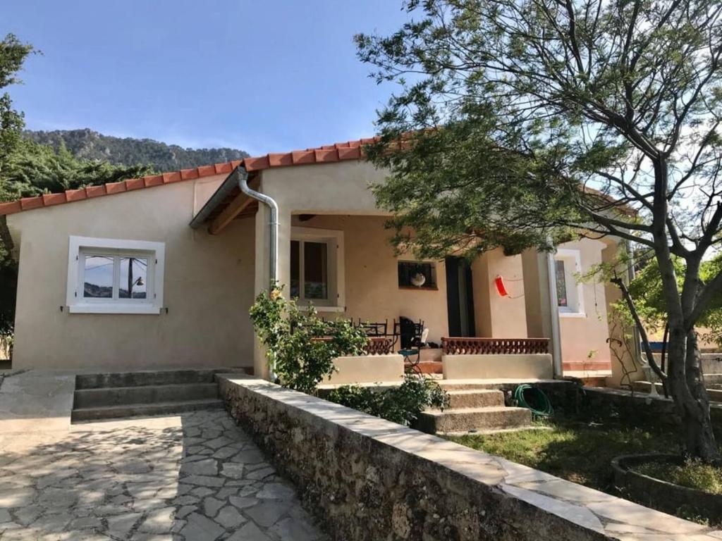 une maison avec une passerelle en pierre devant elle dans l'établissement Villa Les Pins - Mer & Montagnes, à Toulon