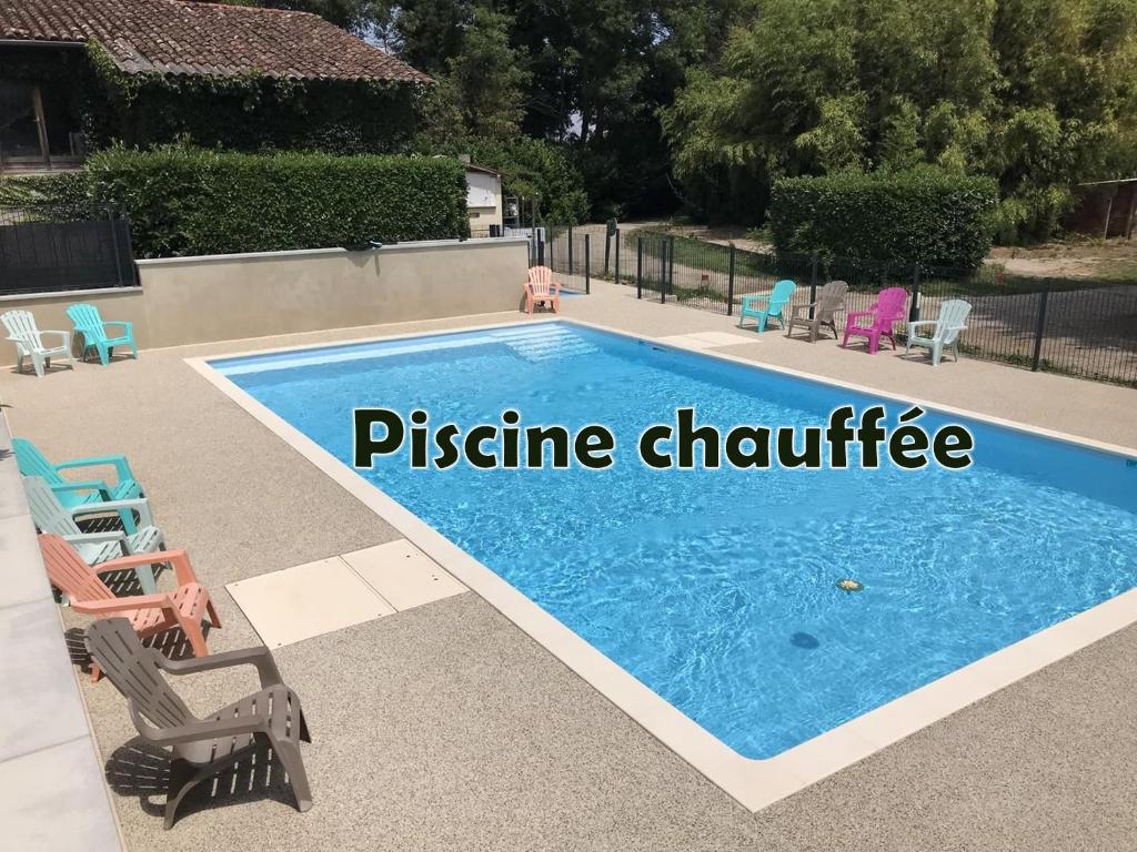 une piscine avec des chaises et un toboggan à chlore dans l'établissement Camping les Avenières, à Manthes