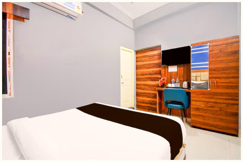 a bedroom with a bed and a desk in a room at HOTEL Hotel Global Inn Stay NEAR Jallianwala Bagh in Amritsar