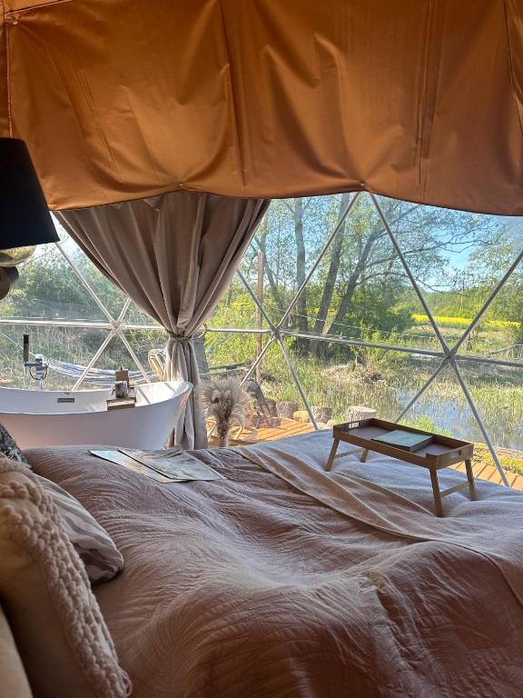 Postel nebo postele na pokoji v ubytování Heaven Reset & Spa & sauny & masaże - adults-only - Premium Glamping z jacuzzi całoroczny przy rzece