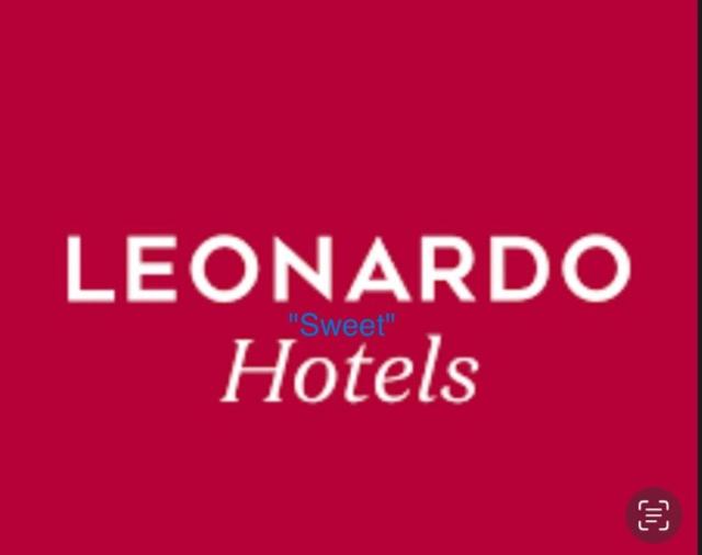 Leonardo's Sweet Hotel في Tappenbeck: لافتة وردية اللون تحمل كلمتي ليوناردوسا والفنادق الحلوة