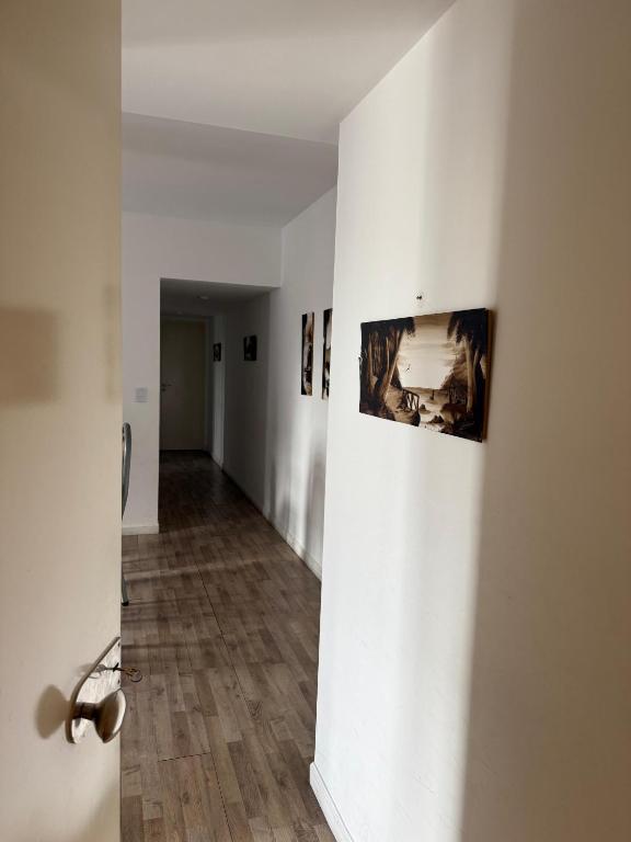 een hal met witte muren en een houten vloer bij Apart Metropolitan in Buenos Aires