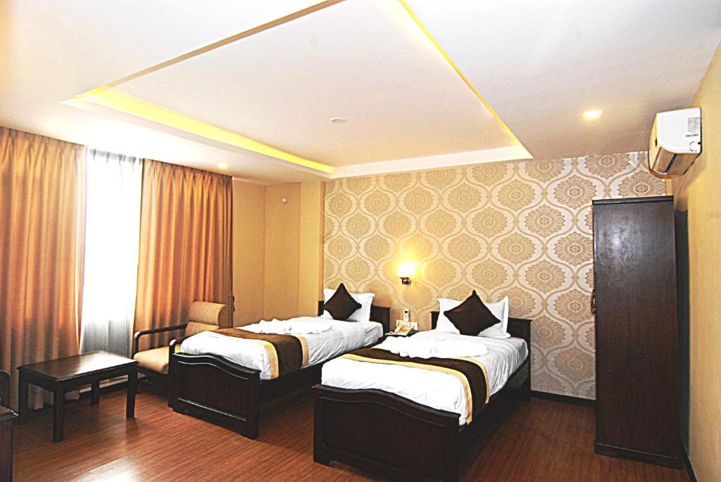 Postel nebo postele na pokoji v ubytování Kathmandu Grand Hotel