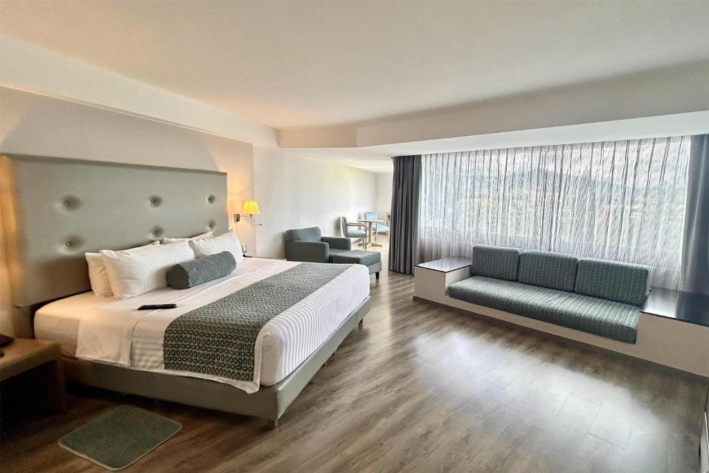 Grand Cantalagua Hotel Morelia, BW Signature Collection - King Suite - Executive Level/Non-Smoking