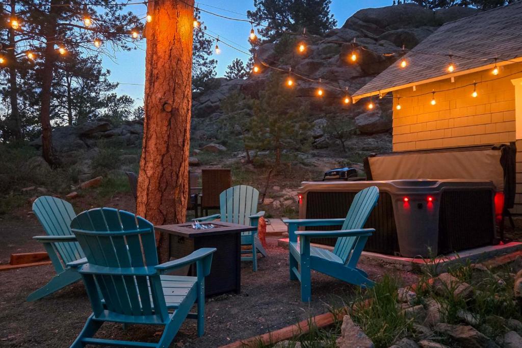 Taman di luar Steps to Estes Lake Mtn-View Hideaway with Hot Tub!
