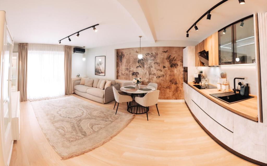 una sala de estar con un sofá y una mesa en North Harmony Residence, en Bucarest