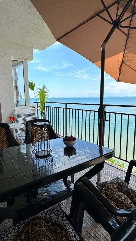 Sea Paradise 2-Room Seafront Apartment in Sveti Vlas