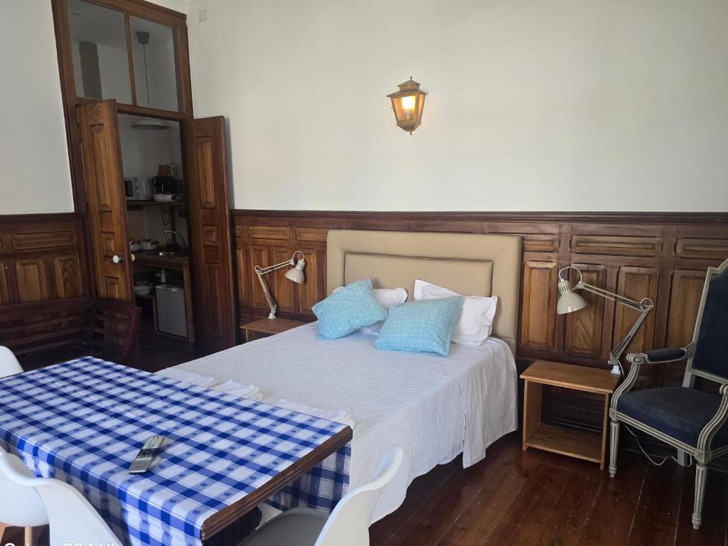 een slaapkamer met een bed met blauwe kussens erop bij IN SETUBAL apartaments in Setúbal