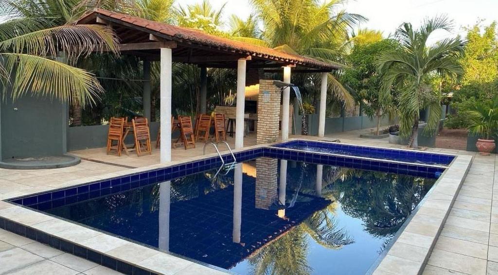 Swimmingpoolen hos eller tæt på Coqueiros Lounge