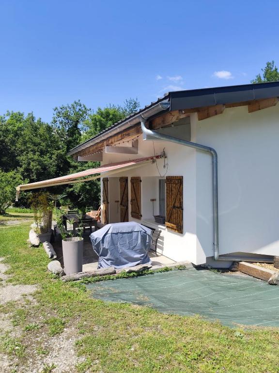 une maison en cours de rénovation avec l'AARP dans l'établissement Maison vintage avec piscine, à Chanaz