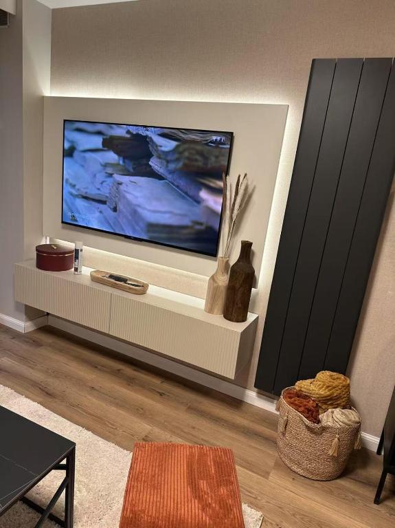 un salon avec une grande télévision à écran plat dans l'établissement Getaway to Le Touquet - évasion au touquet, à Le Touquet-Paris-Plage