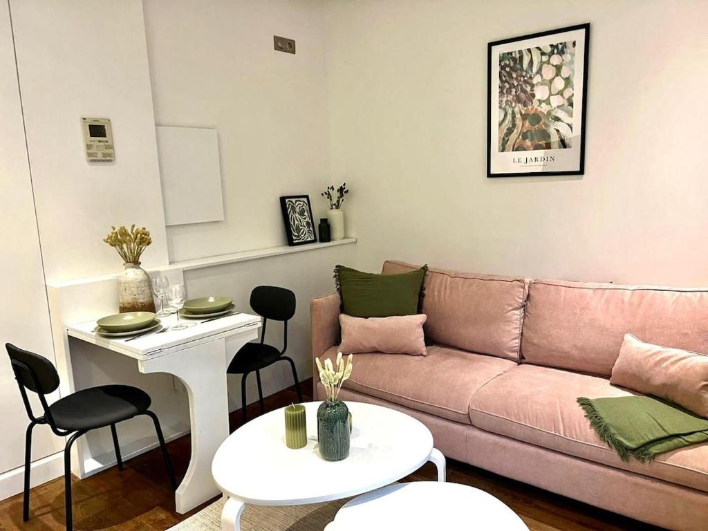 un salon avec un canapé et une table dans l'établissement Le Verrière Suite, à Paris