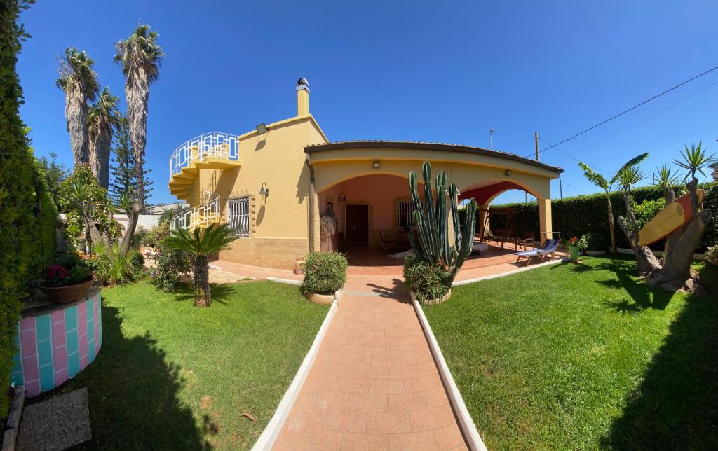 una casa con un sentiero che conduce a un cortile di Villa Gilda a Gallipoli