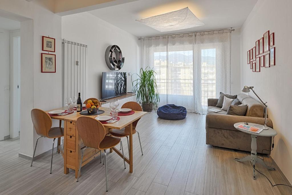 un soggiorno con un tavolo e un divano di MonnaLisa ad Arma di Taggia