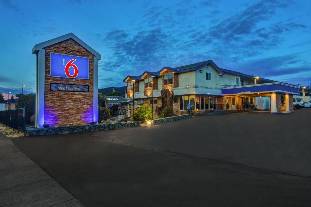 un hotel con un cartello in un parcheggio di Motel 6-Ukiah, CA - North a Ukiah