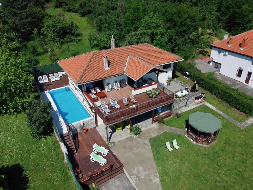 een luchtfoto van een huis met een zwembad bij La Hacienda Apartments Belgrade in Draževac