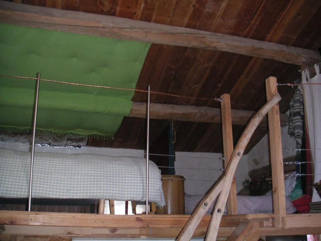 Cette chambre est dotée d'un plafond vert et d'un lit. dans l'établissement Muko House, à Montmeyan