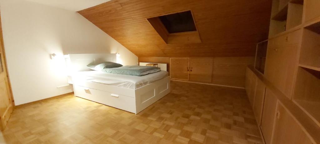 ein kleines Schlafzimmer mit einem Bett im Dachgeschoss in der Unterkunft Kleefeld - Ferien- und Messewohnung in Hannover