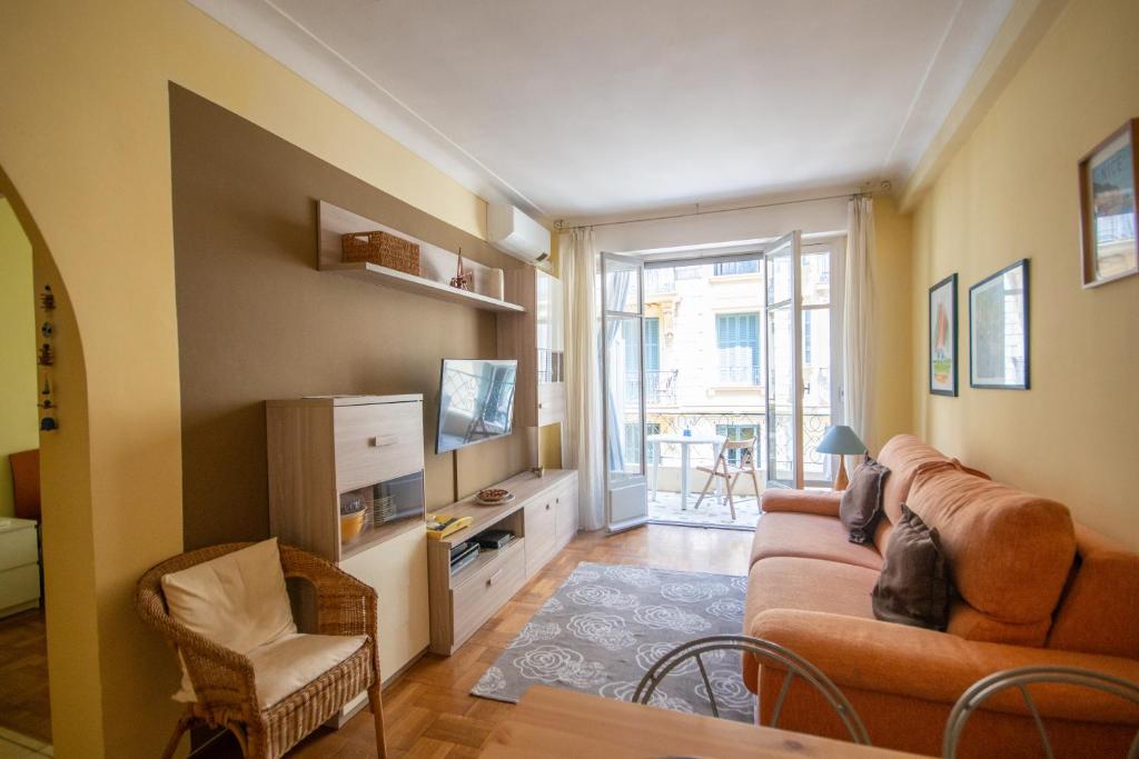 un salon avec un canapé et une télévision dans l'établissement Joli 2 pièces climatisé à 150m de la plage, à Nice