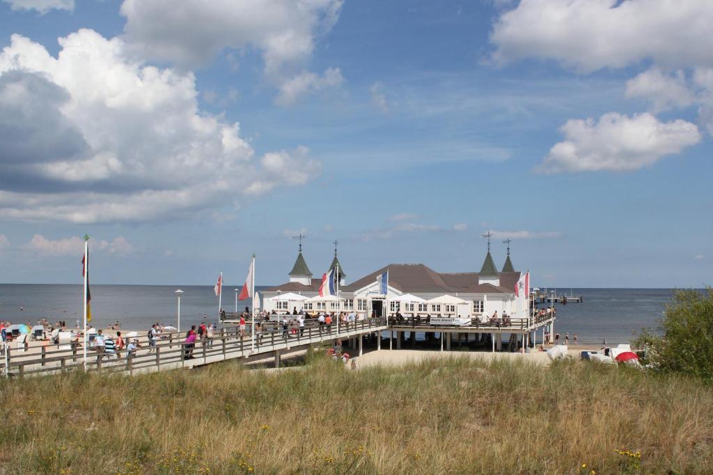a pier on the beach with a crowd of people at Ferienwohnung Labahn in Ahlbeck