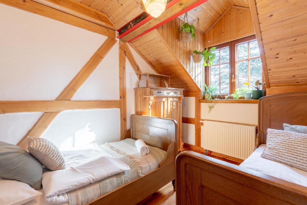 mały pokój z łóżkiem w domu w obiekcie Apartamenty Batur w mieście Karpacz