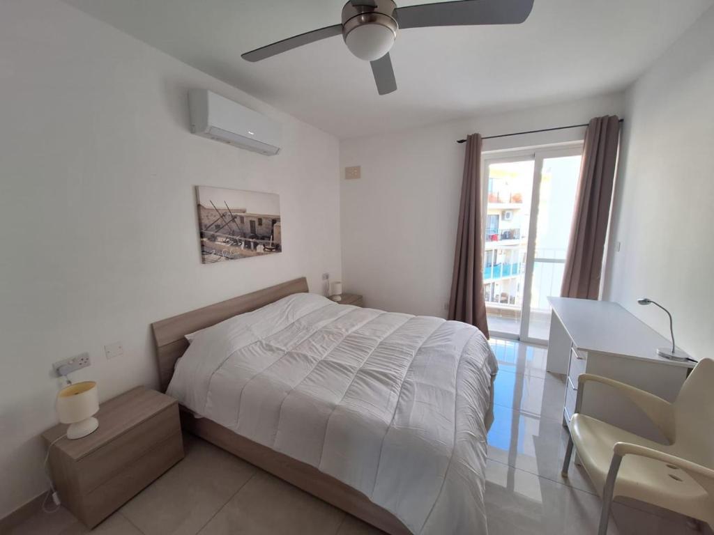 Postel nebo postele na pokoji v ubytování Chic Central Suite