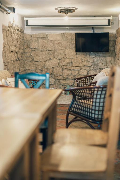 Pokój z 2 krzesłami i kamienną ścianą w obiekcie Apartamenty Batur w mieście Karpacz