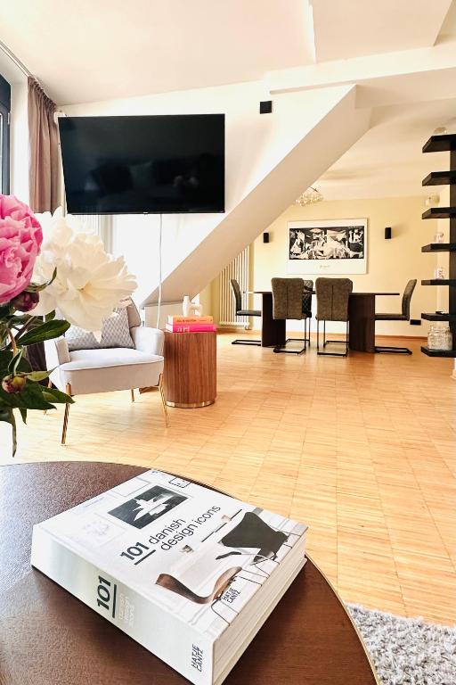 TV a/nebo společenská místnost v ubytování Das Stader Penthouse mit Dachterrassen