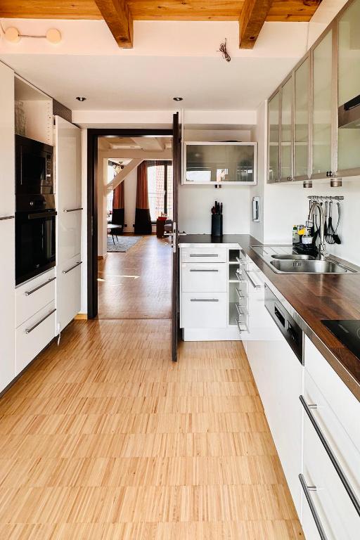 Kuchyň nebo kuchyňský kout v ubytování Das Stader Penthouse mit Dachterrassen
