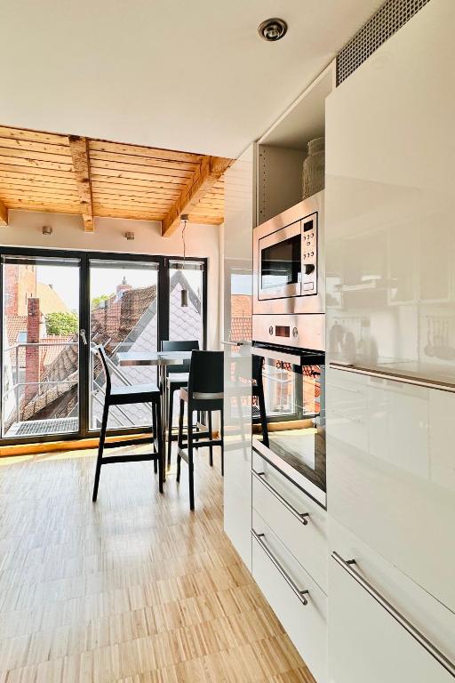 Kuchyň nebo kuchyňský kout v ubytování Das Stader Penthouse mit Dachterrassen
