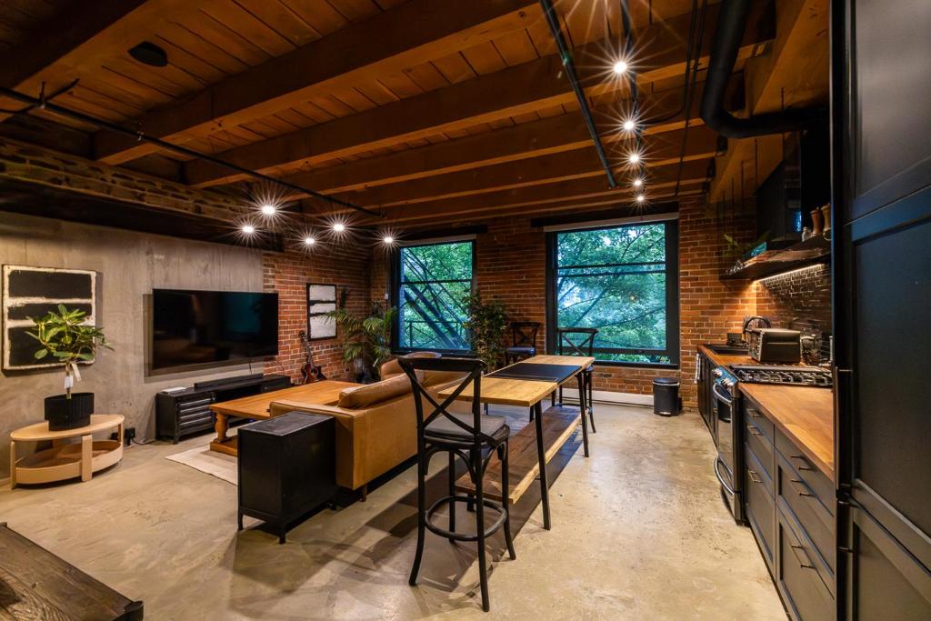 Et tv og/eller underholdning på Stylish Industrial Loft - Historic Gastown