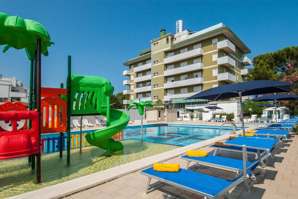 Bazén v ubytování Hotel Smeraldo nebo v jeho okolí