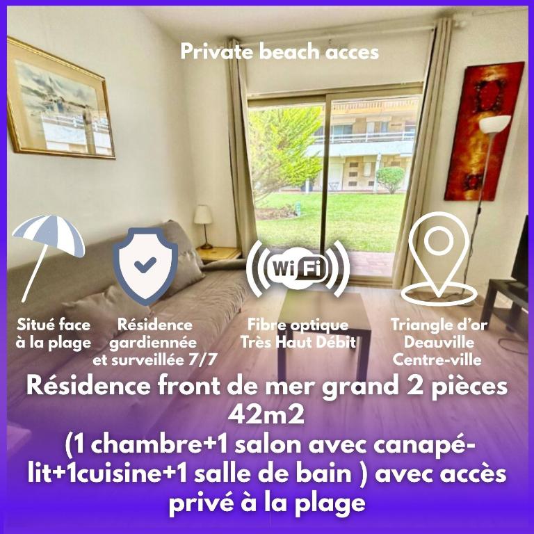 - un lit à baldaquin et une fenêtre dans l'établissement The golden triangle Apartment, à Deauville