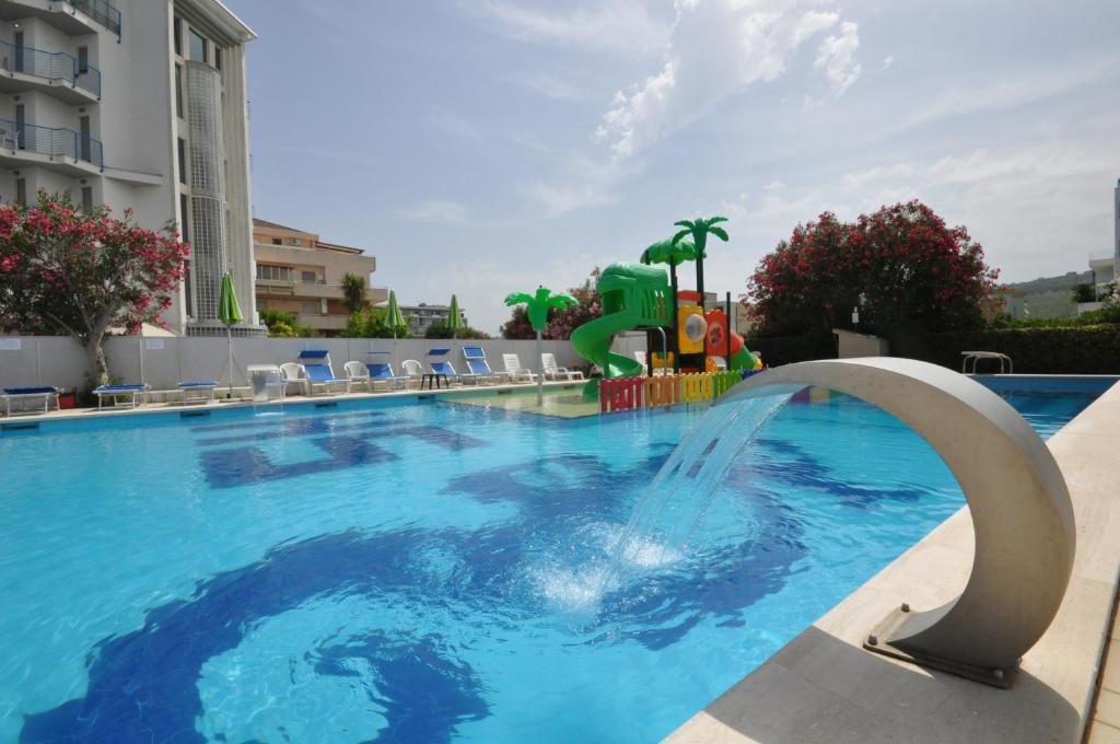 Bazén v ubytování Hotel Smeraldo nebo v jeho okolí