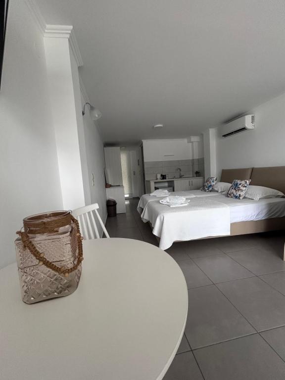 Postel nebo postele na pokoji v ubytování Andromeda Seaside Apartments