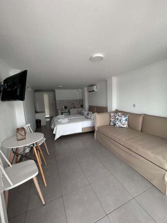 Postel nebo postele na pokoji v ubytování Andromeda Seaside Apartments