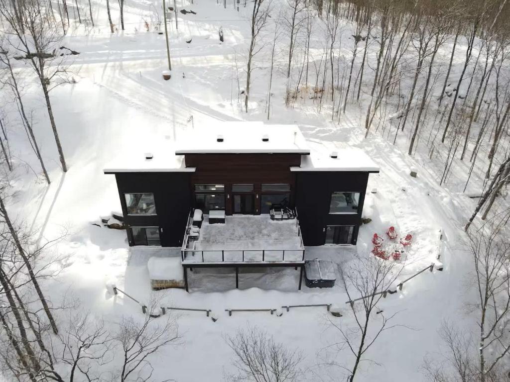 Το Mountain Retreat with Sauna, Hot Tub & Scenic Escape τον χειμώνα