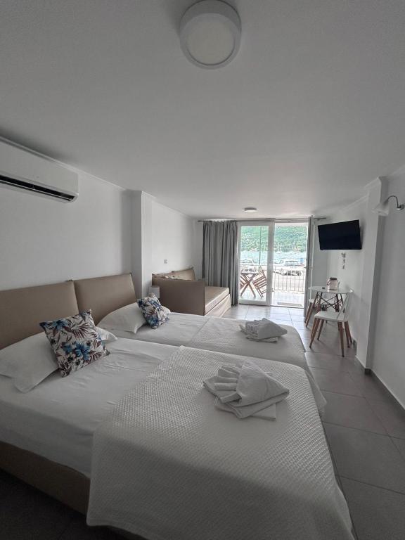 Postel nebo postele na pokoji v ubytování Andromeda Seaside Apartments