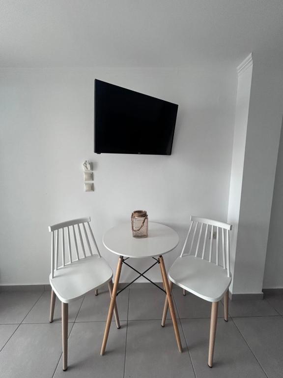 TV a/nebo společenská místnost v ubytování Andromeda Seaside Apartments