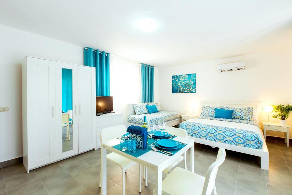 TV in/ali zabaviščno središče v nastanitvi SUNNY STUDIOS DELUXE playa LOS CORALES - wifi, beach, pool